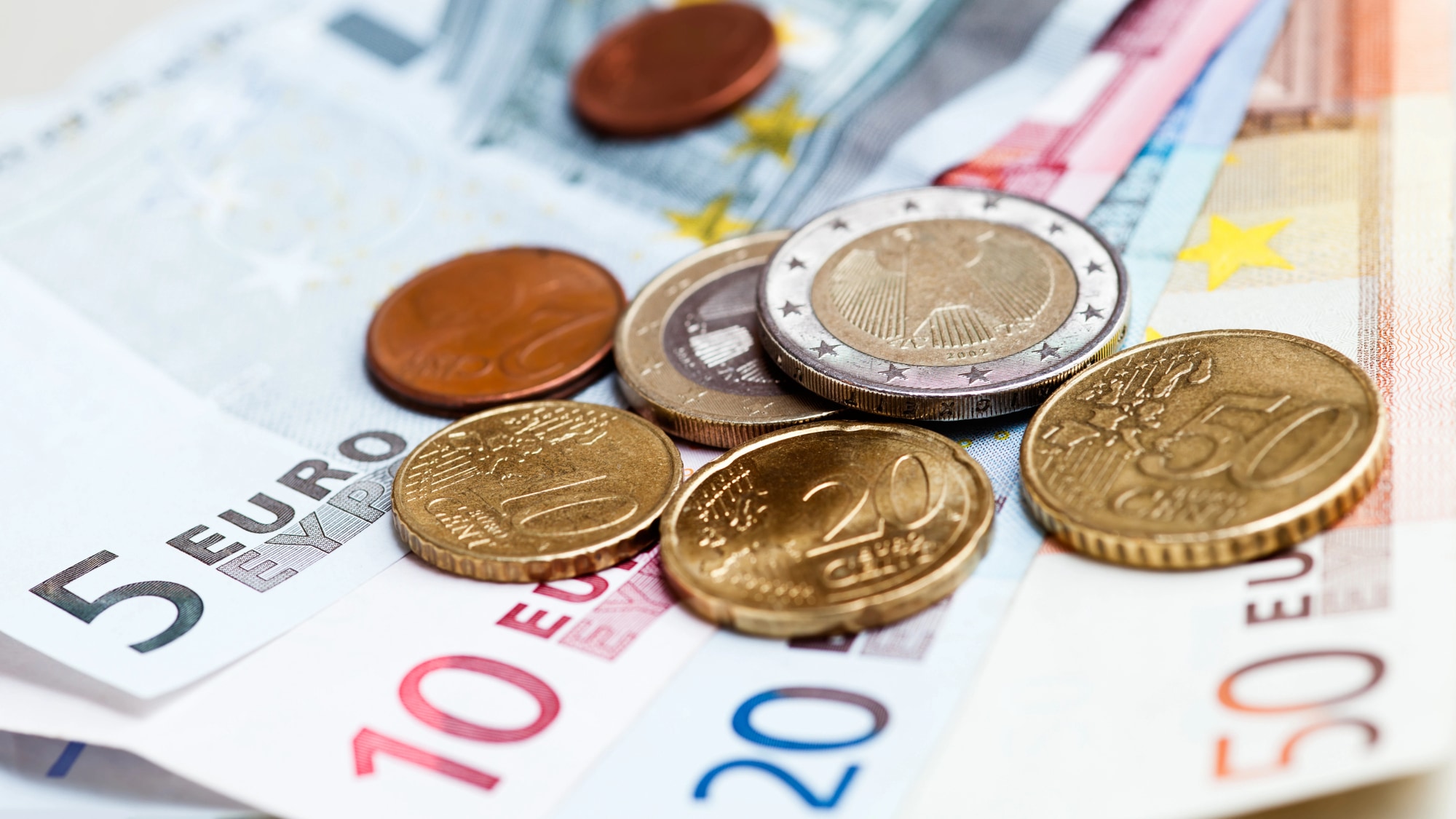 Peniaze, euro, mince, bankovky, odvody, daň, poplatok